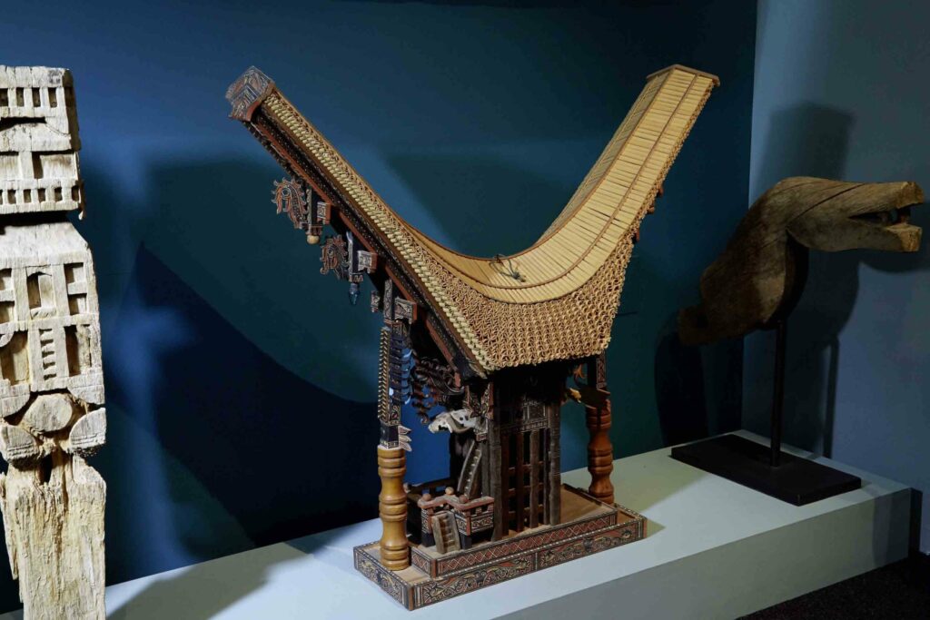 © Sammlung Chesi Stadt Schwaz. Modell eines Tongkonan (Ahnenhaus)