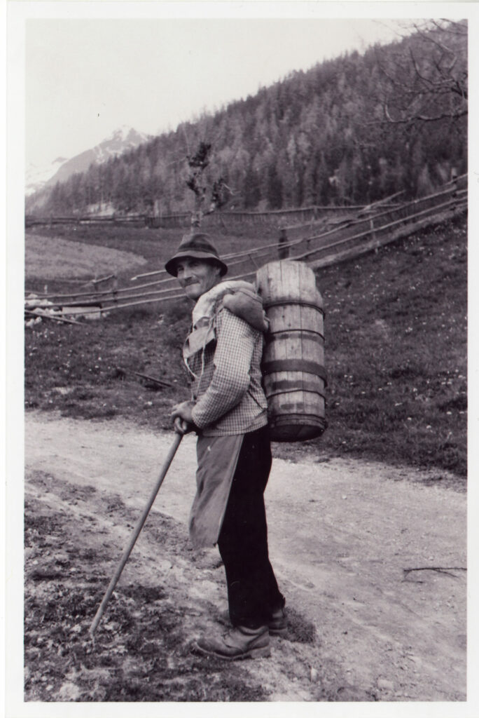 Südtiroler Landesmuseum für Volkskunde_Huckepack - Transport auf dem Rücken_Titelbild