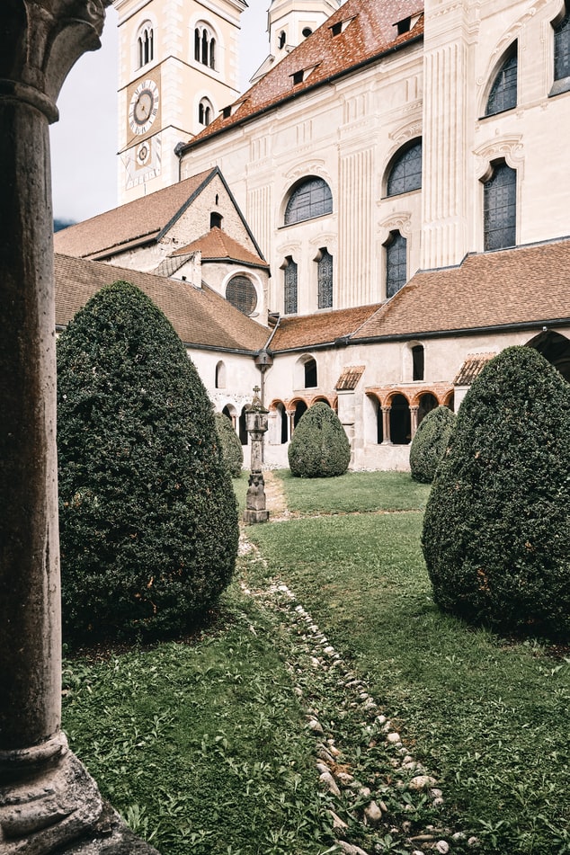 photo-1612867616713-744a048e8c65