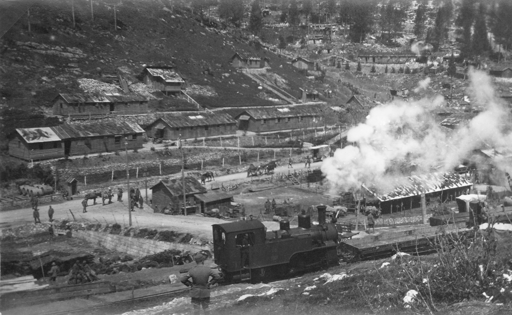 Accantonamenti militari italiani ad Asiago, serviti da ferrovia a scartamento ridotto [Archivio MSIGR 102_19]