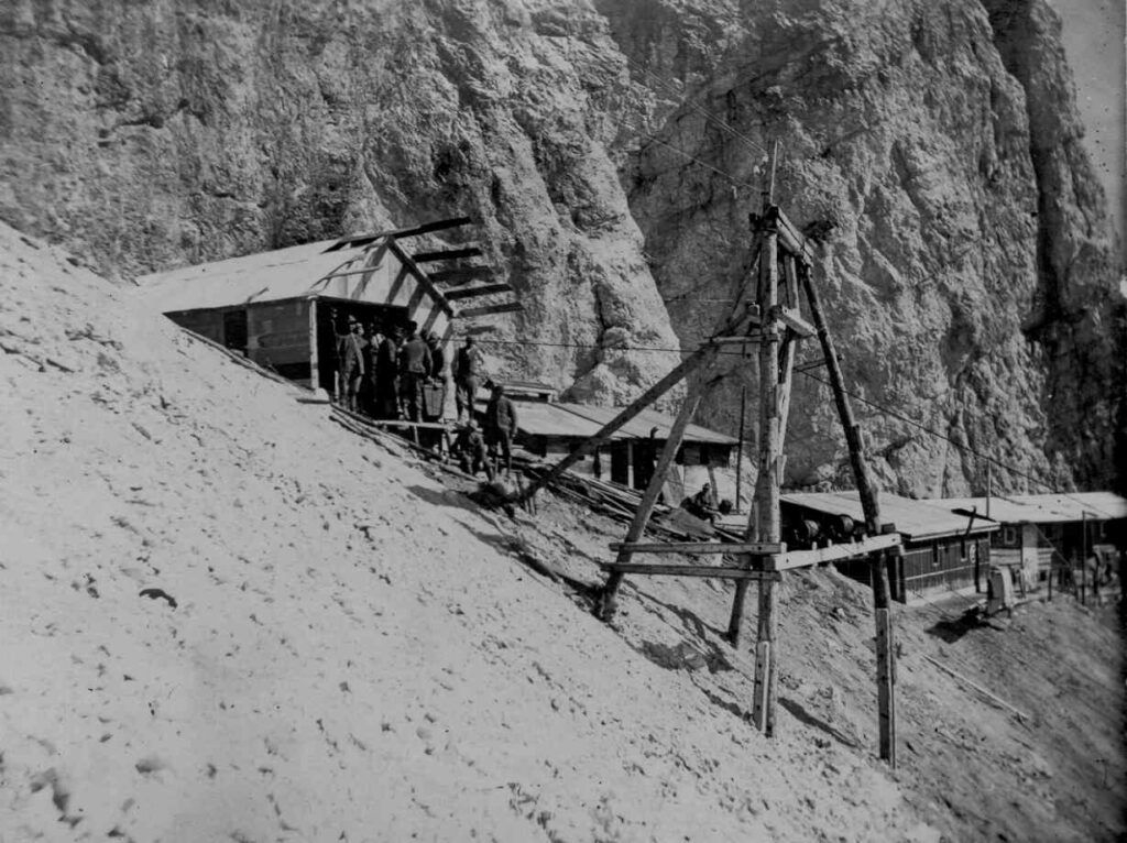 Sul Cristallino di Cortina. Stazione d'arrivo di teleferica a motore, 1915-17 [Archivio MSIG, 11899]
