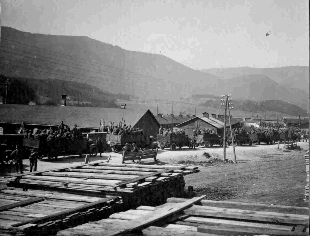 Truppe autotrasportate alla stazione di Brunico, 1915-17 [Archivio MSIG, 116165]