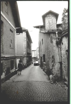 Engstelle der Achenseestraße in der Ortsmitte bei der Bäckerei Esterhammer 1982, Fotograf unbekannt, Bestand Archiv der Marktgemeinde Jenbach